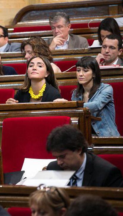 Nuria Parlon, con la americana azul, este jueves en el Parlament.