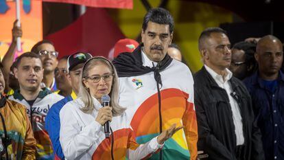 El presidente de Venezuela, Nicolás Maduro, escucha a la primera dama, Cilla Flores, durante un acto de celebración tras el referéndum consultivo sobre la soberanía del Esequibo.