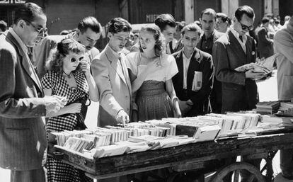 Compradores de libros en el Rastro de Madrid, en 1950.