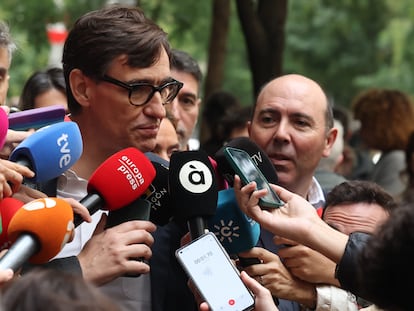 El primer secretario del PSC, Salvador Illa, realiza declaraciones a la prensa a su llegada a la reunión de Comité Federal del PSOE, este sábado.
