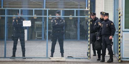 Varios polic&iacute;as vigilan al entrada principal del CIE de Barcelona.