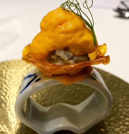CILINDRO DE KIMCHI CON IBÉRICO CONFITADO Y OSTRA / CAPEL