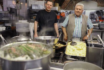 Los dueños de uno de los restaurantes investigados en Lübeck.