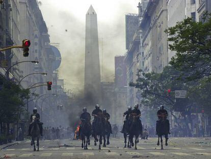 Enfrentamientos entre polic&iacute;a y manifestantes en Buenos Aires, en 2001, durante el corralito.