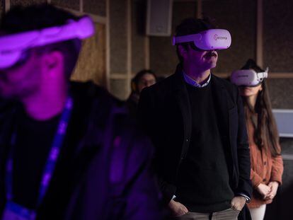 Varias personas con gafas de realidad virtual en el Mobile World Congress.