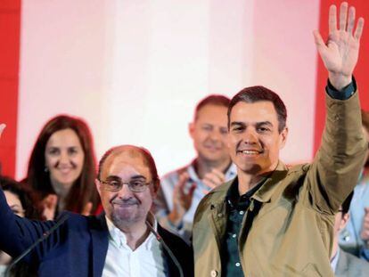 Javier Lambán y Pedro Sánchez en el mitin del PSOE en Zaragoza. En vídeo, Sánchez relaciona la caída del PP en las encuestas con su acercamiento a VOX.