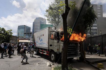Un camión arde en las inmediaciones de la Oficina Nacional Antidrogas (ONA) durante una manifestación.