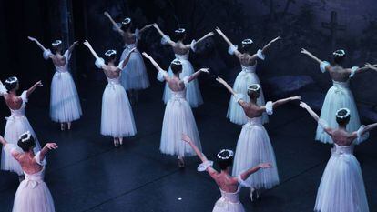 Las bailarinas en plena actuación.