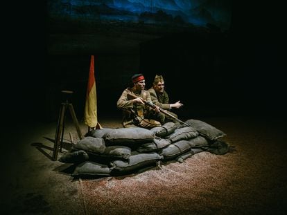 Una escena de 'Rif de piojos y gas mostaza', en el Teatro Valle-Inclán.