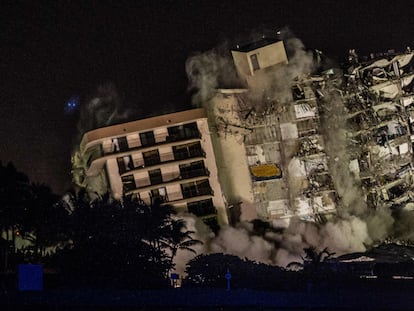 El momento de la demolición del edificio en Miami, este domingo.