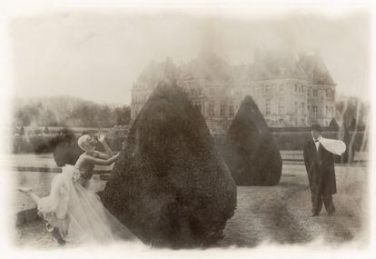 'La maleza del jardín y el tono de la fotografía nos traslada a otra época en esta imagen titulada 'Rosima in Comme des Garçons at Vaux le Vicomte'.