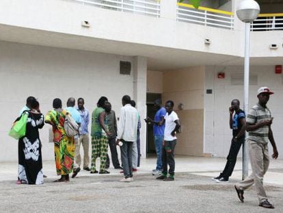Grup de senegalesos, davant el domicili de l&#039;home mort.