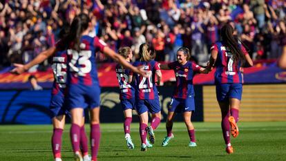 Mariona Caldentey celebra su gol, tercero del Barça ante el Real Madrid, junto a sus compañeras.