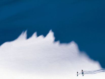 Esquí sobre nieve virgen en Andermatt, Suiza, una de las propuestas seleccionadas por la revista Monocle para disfrutar el tiempo de ocio en las montañas este invierno, desde Andorra a las Montañas Rocosas