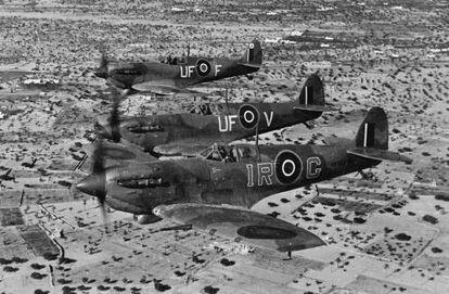 Tres Spitfire de la RAF patrullan cerca de la isla de Yerba (Túnez) en 1943.