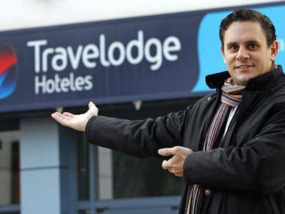 Horacio Alcalá, director de Travelodge en España, frente al hotel de la cadena en Madrid.