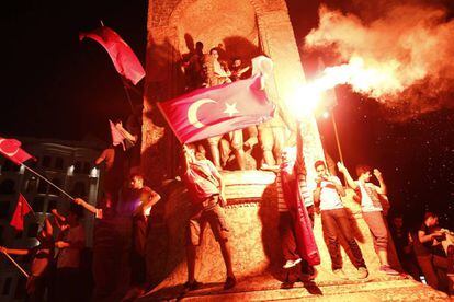 Manifestantes participan en una protesta contra el fallido golpe de Estado en Turquía.