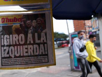 Un periódico muestra los resultados de la segunda vuelta de las elecciones presidenciales de Colombia.