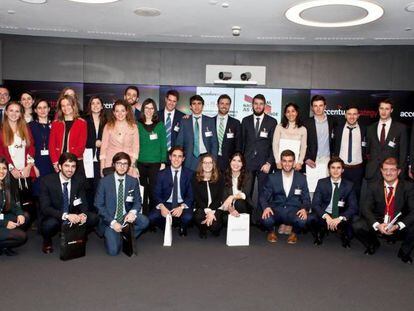 Foto de familia de los participantes en la primera fase del concurso Global Case Challenge celebrado en la sede de Accenture en Madrid.