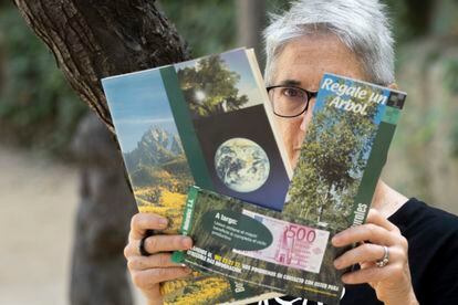 Pilar Comín, afectada por la supuesta estafa piramidal de Bosques Naturales, con folletos de la empresa el pasado viernes en Barcelona.