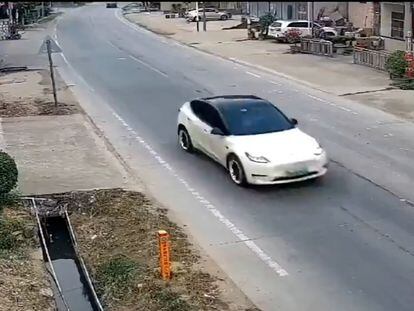 Un Tesla fuera de control en las calles de Chaozhou, al sur de China, el pasado 5 de noviembre.