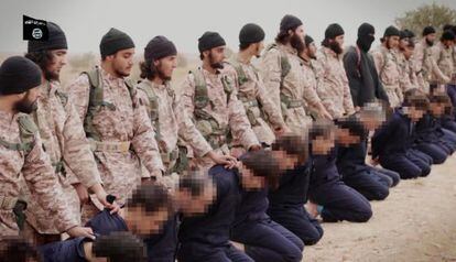 Fotograma del vídeo difundido el pasado 16 de noviembre con la ejecución de rehenes a manos del Estado Islámico.
