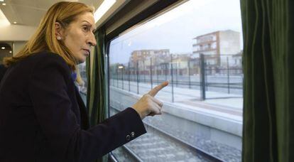 La ministra de Fomento, Ana Pastor, en una línea AVE.
