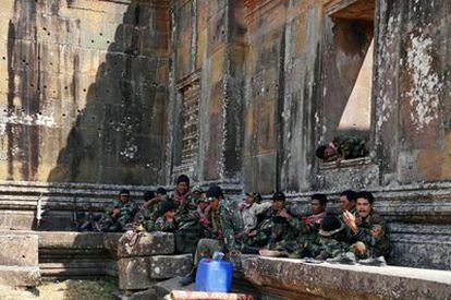Un grupo de soldados descansa a la sombra del templo Preah Vihear.
