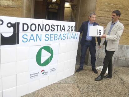 Eneko Goia (derecha) y Markel Olano, candidatos del PNV a la alcald&iacute;a de San Sebasti&aacute;n y a la Diputaci&oacute;n de Gipuzkoa, respectivamente, durante un acto electoral.