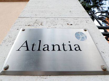 El logotipo de Atlantia ante la entrada de su sede en Roma.