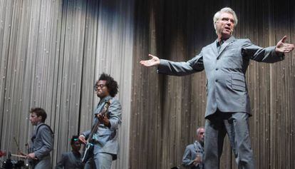 El cantant i compositor escocès David Byrne (d), durant el seu concert al Cruïlla.