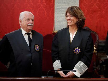 La fiscal general del Estado, Dolores Delgado, junto al fiscal Luis Navajas Ramos, durante un acto de toma de posesión, en Madrid.