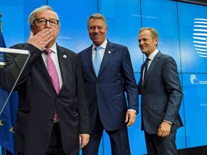 Desde la izquierda, los presidentes de la Comisión Europea, Jean-Claude Juncker; de Rumania, Klaus Iohannis, y del Consejo Europeo, Donald Tusk.