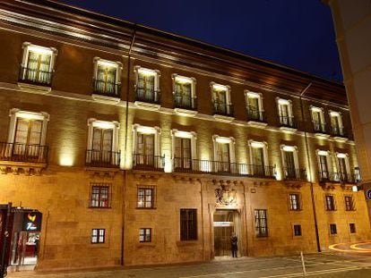 Fachada del hotel Palacio Guendulain, en Pamplona. 