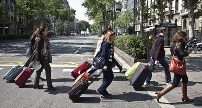 Un grupo de turistas en el centro de Barcelona.
