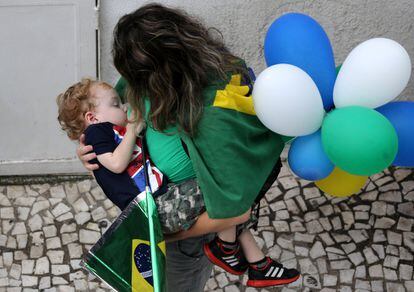 Una manifestante amamanta a su hijo, durante una protesta en contra de la presidente brasileña Dilma Rousseff, en Sao Paulo, el 17 de marzo de 2016.