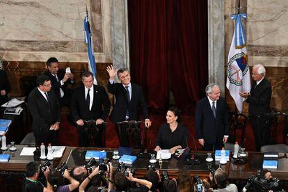 Mauricio Macri saluda a su ingreso al Parlamento, antes del discurso con el que abrió el año legislativo.