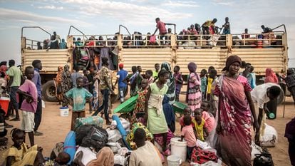 Decenas de refugiados de la guerra de Sudán bajan del camión que los llevó a Renk, en la vecina Sudán del Sur, desde el cruce fronterizo de Joda, el 19 de marzo.