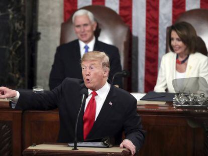 Trump, esta noche en el Capitolio, entre Mike Pence y Nancy Pelosi.