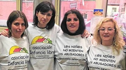 Madres de Infancia Libre, tras ser invitadas por Podemos al Senado, en 2017.