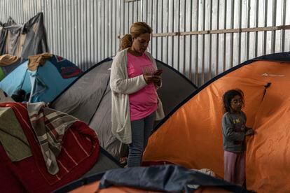 Yineysi Olalde, migrante cubana, revisa su celular en espera de una cita con las autoridades de Estados Unidos, en un albergue en Tijuana.
