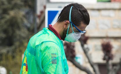 Un sanitario en el municipio madrileño de Cercedilla, el 15 de marzo.