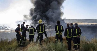 Bomberos durante el incendio de la planta de Chiloeches en agosto.