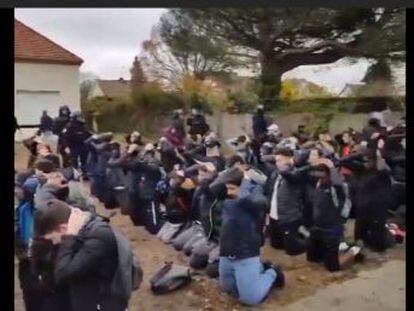Un vídeo muestra cómo la policía detiene a los adolescentes a las afueras de París en una imagen que el ministro de Educación ha calificado como  forzosamente chocante 