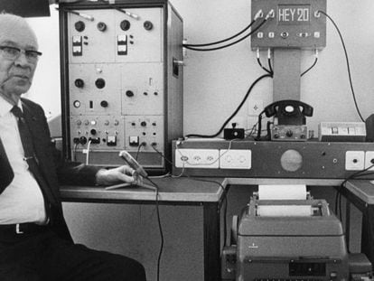 Boris Hagelin, con una máquina de cifrado.