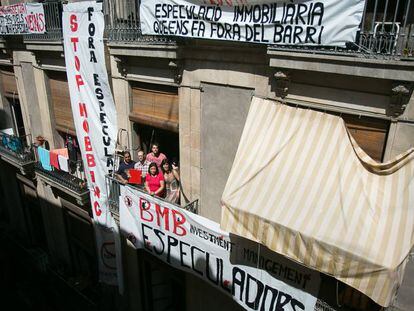 Vecinos del número 106 de la calle del Carme de Barcelona que denuncian acoso inmobiliario.