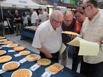 Arzak (a la izquierda) y Subijana comprueban una de las tortillas del concurso. Entre ambos, otros dos miembros del jurado.