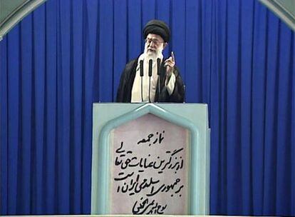 El ayatolá Alí Jamenei, líder supremo iraní, durante su discurso en la Universidad de Teherán.