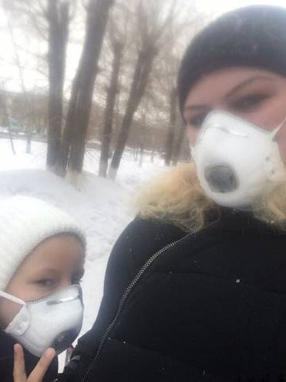 Daria Afanásyeva y su hija con mascarillas en Sibay, la semana pasada, en una foto proporcionada por ella.