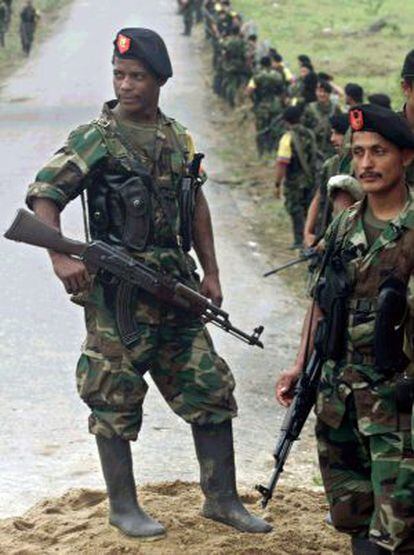 Guerrilleros de las FARC hacen guardia en Los Pozos, una zona desmilitarizada al sur de Colombia.